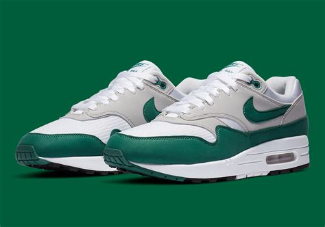 green nike air max.